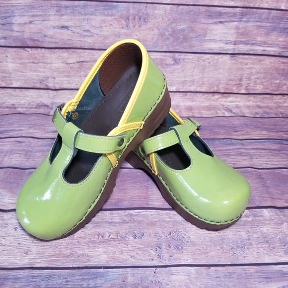 Girls Sanita lime green patent t-strap clogs - Picture 8 of 8